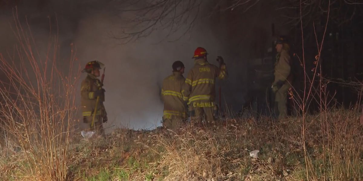 Omaha firefighters put out fire in detached garage near Henry Doorly Zoo [Video]