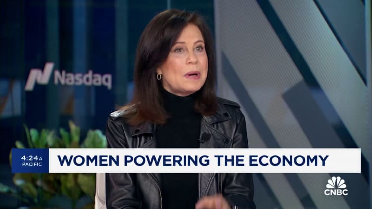 Tori Dunlap is spurring women to maximize their savings and invest in stocks  U-S-NEWS.COM [Video]