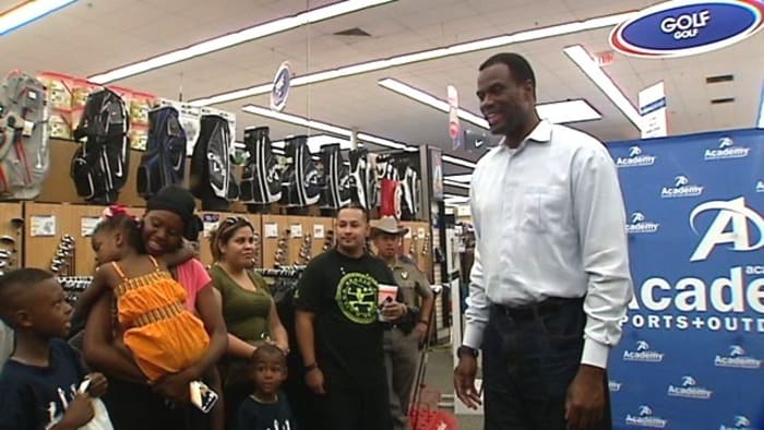 Spurs legend David Robinson to be inducted into Texas Business Hall Of Fame [Video]