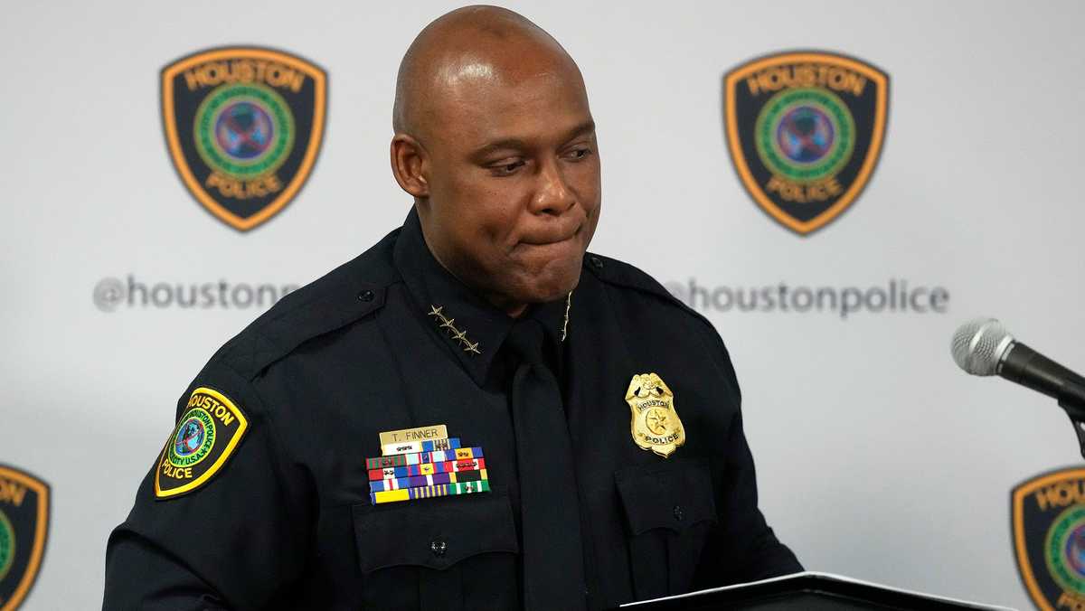 Houston police chief retires after questions about suspended investigations [Video]