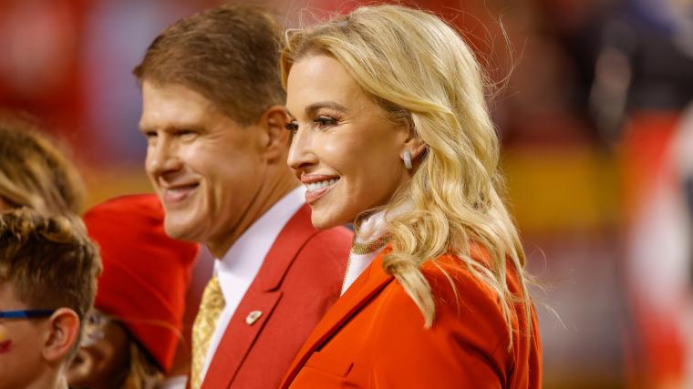 Chiefs owner’s wife voices support of Harrison Butker’s speech: Tavia Hunt urges ‘more dialogue’ in Instagram post [Video]