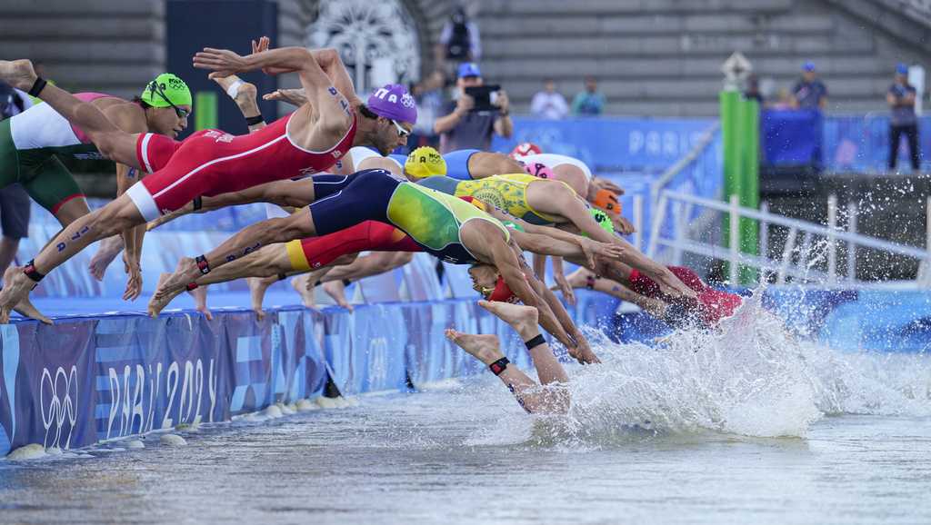 After water quality concerns canceled test runs, Olympic triathletes plunge into the Seine for relay [Video]