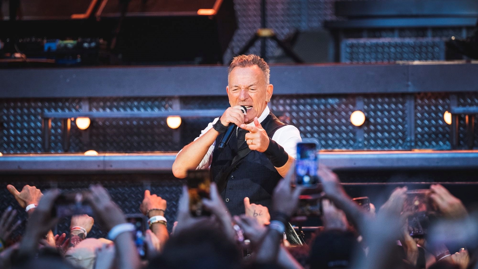 Bruce Springsteen says he has no plans to retire from touring anytime soon during Philadelphia concert [Video]