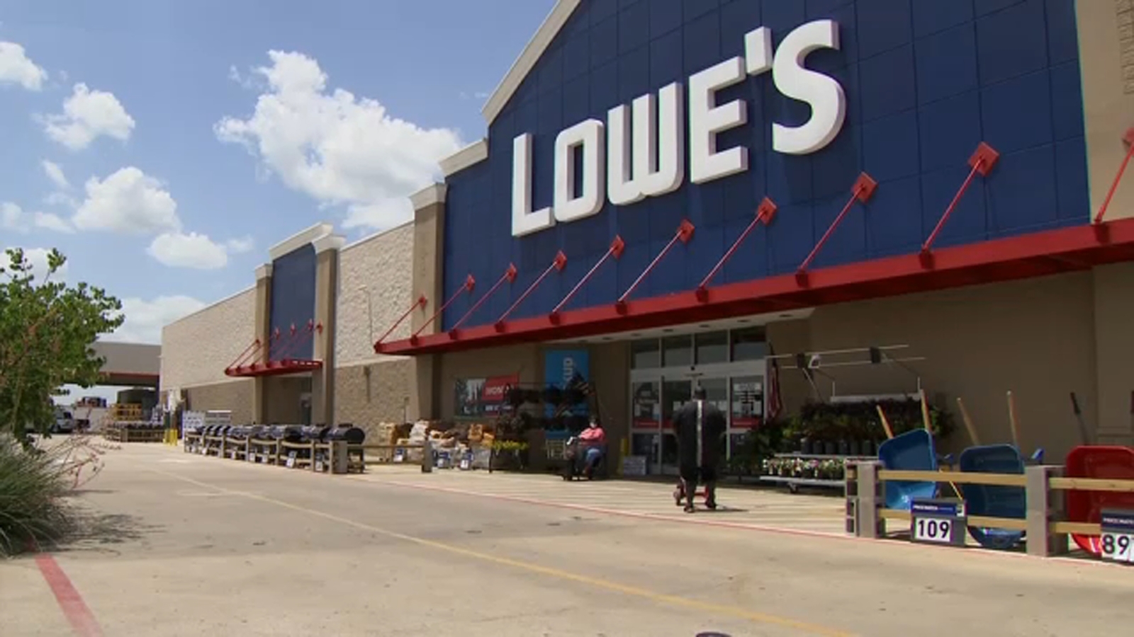 Lowe’s changes some DEI policies amid legal attacks on diversity programs and activist pressure [Video]