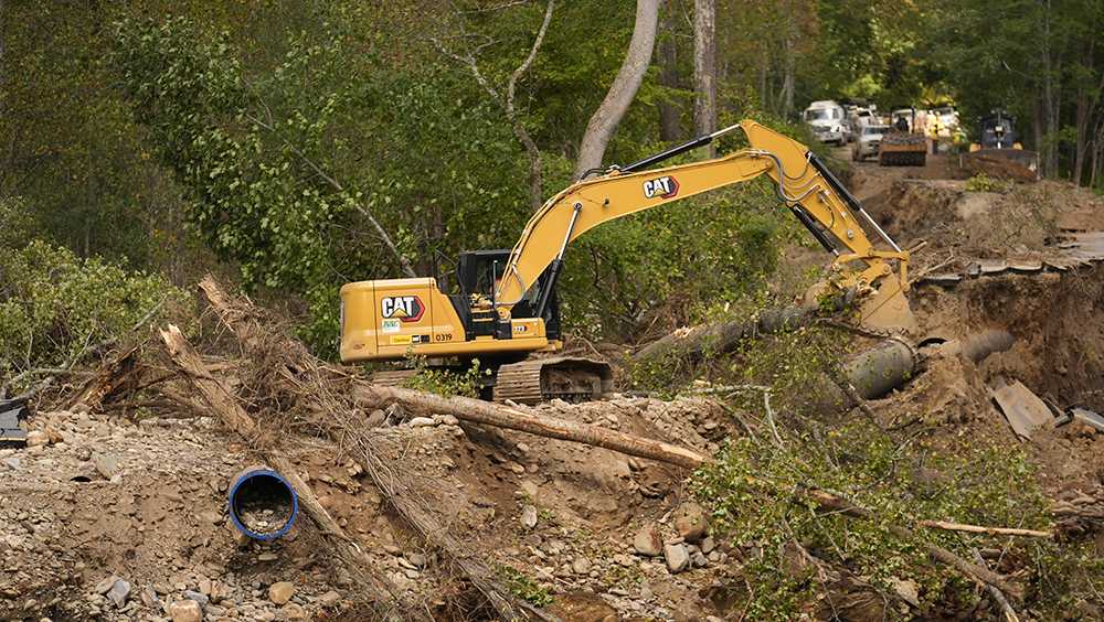 Folks in North Carolina stay in touch the old-fashioned way after Helene cuts roads, power, phones [Video]