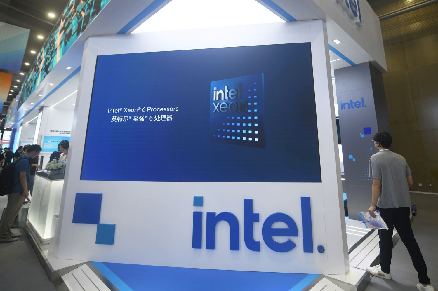 Intel Stock Rises on Report That It Might Sell a Stake in Its Altera Business [Video]