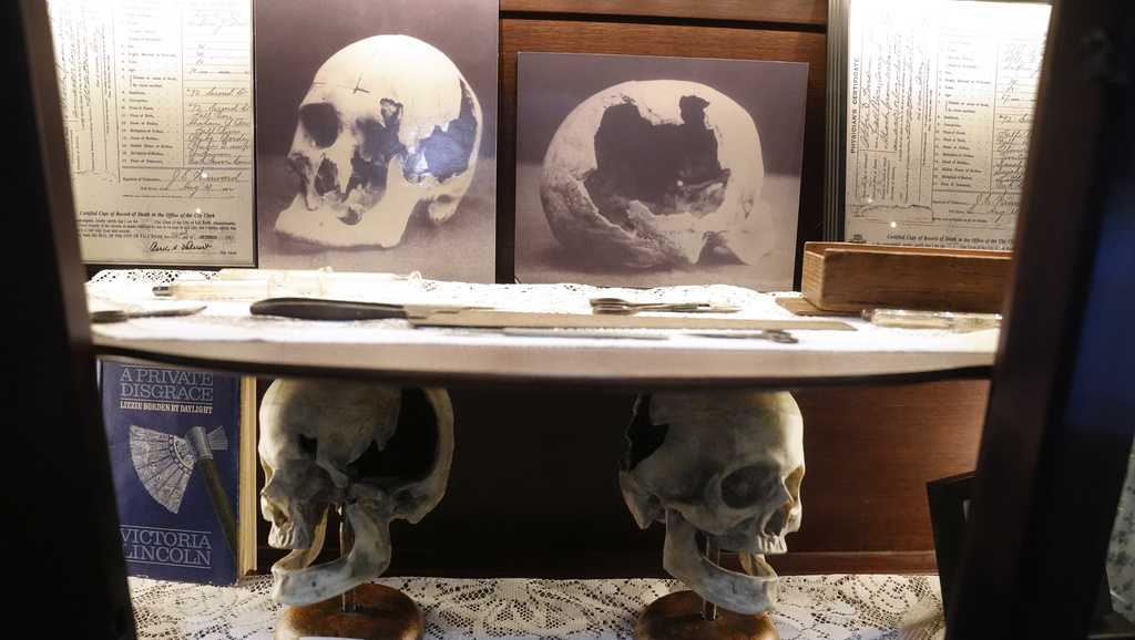 Tourists visit Fall River, Massachusetts home with gruesome past [Video]