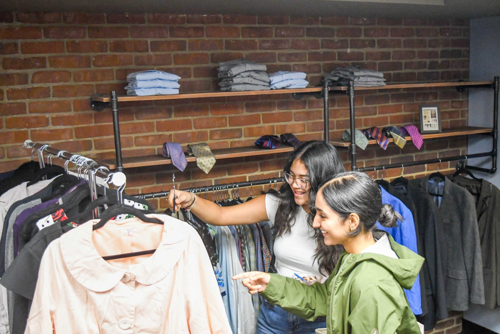 Dress for Success: Commodore Closet provides students professional attire at no cost [Video]