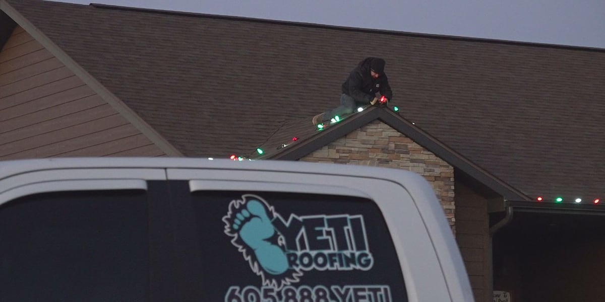 Roofers pivot to Christmas light installation to keep business booming [Video]