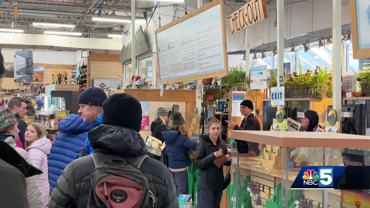 Last-minute shoppers line up at Burlington businesses [Video]