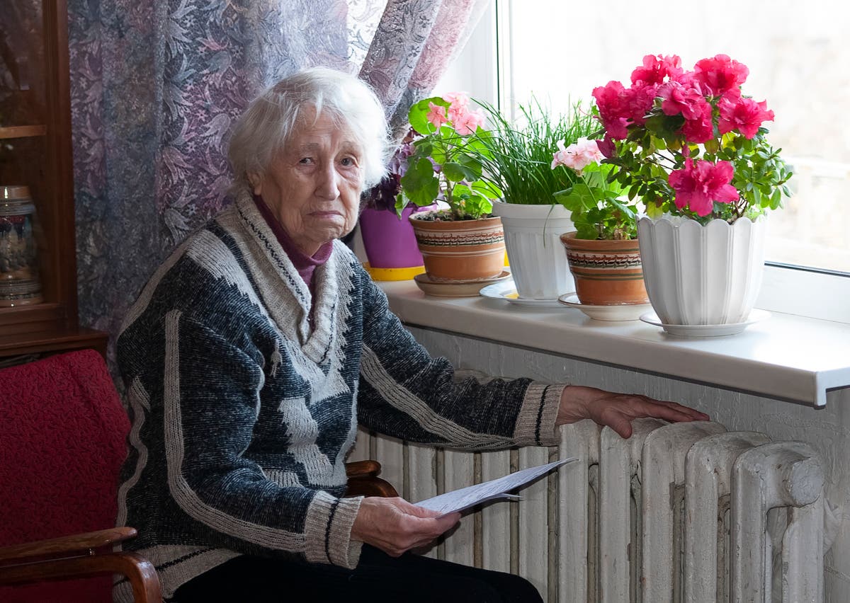 My elderly mother cant afford heating  she needs the winter fuel allowance [Video]