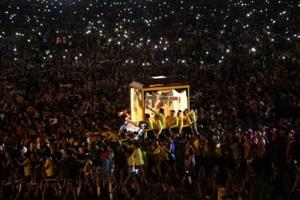 Crowds throng as Jesus statue parades through Philippine capital [Video]